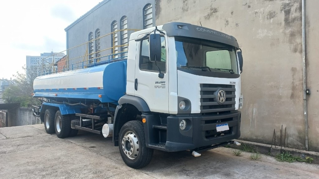 Caminhão-pipa Volkswagen Constellation da frota FB Transportes em operação