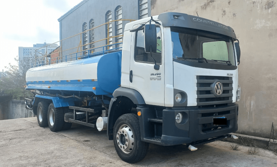 Caminhão-pipa Volkswagen Constellation da FB Transportes