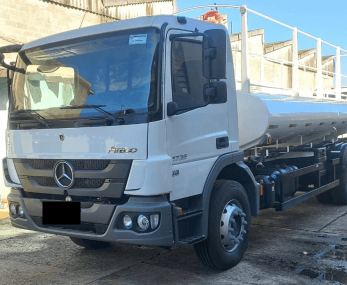 Caminhão-pipa Mercedes-Benz Atego da frota FB Transportes